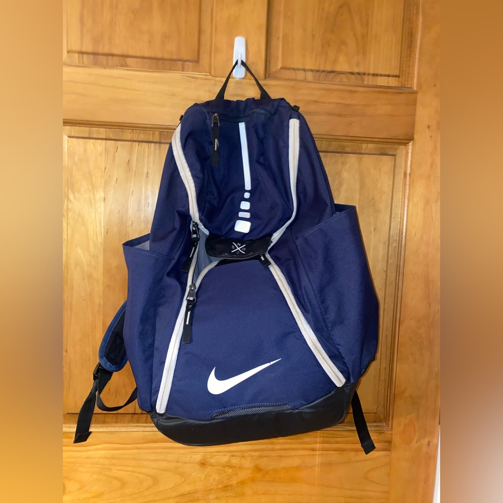 Nike Elite backpack no scratches, needs cleaning around zippers